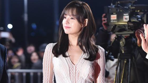 宋慧乔白裙优雅似女神