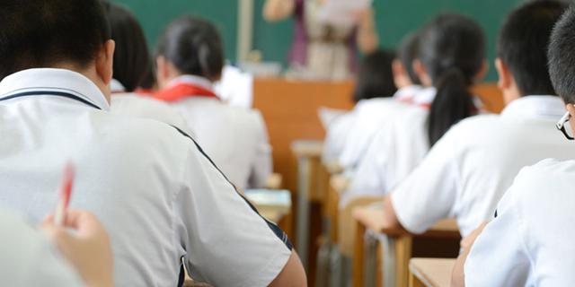 “老师不敢批评学生”谁之过