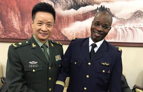 1月13日晚间，有人在网上发布了一段视频，内容为19名留学生身着军装，演唱中国军歌《我是一个兵》与《我爱祖国的蓝天》的片段。据称，表演者为空军指挥学院的留学生们，1月12日，他们与阎维文等歌唱家排演元宵节电视节目。