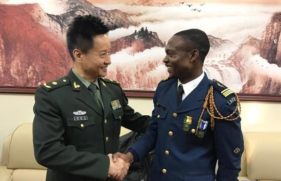 1月13日晚间，有人在网上发布了一段视频，内容为19名留学生身着军装，演唱中国军歌《我是一个兵》与《我爱祖国的蓝天》的片段。据称，表演者为空军指挥学院的留学生们，1月12日，他们与阎维文等歌唱家排演元宵节电视节目。