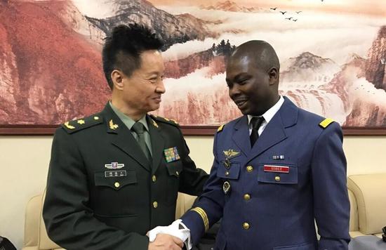 1月13日晚间，有人在网上发布了一段视频，内容为19名留学生身着军装，演唱中国军歌《我是一个兵》与《我爱祖国的蓝天》的片段。据称，表演者为空军指挥学院的留学生们，1月12日，他们与阎维文等歌唱家排演元宵节电视节目。