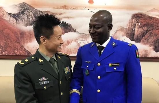 1月13日晚间，有人在网上发布了一段视频，内容为19名留学生身着军装，演唱中国军歌《我是一个兵》与《我爱祖国的蓝天》的片段。据称，表演者为空军指挥学院的留学生们，1月12日，他们与阎维文等歌唱家排演元宵节电视节目。