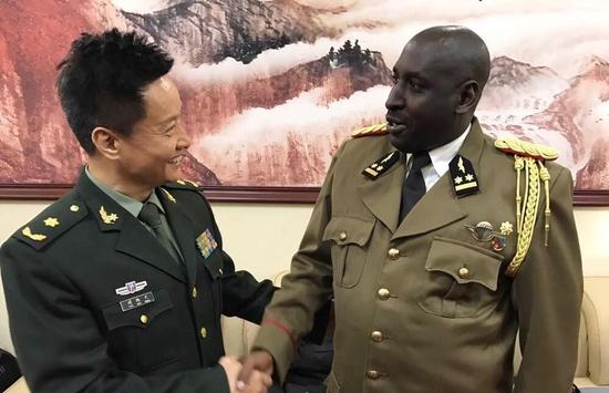 1月13日晚间，有人在网上发布了一段视频，内容为19名留学生身着军装，演唱中国军歌《我是一个兵》与《我爱祖国的蓝天》的片段。据称，表演者为空军指挥学院的留学生们，1月12日，他们与阎维文等歌唱家排演元宵节电视节目。