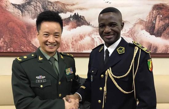 1月13日晚间，有人在网上发布了一段视频，内容为19名留学生身着军装，演唱中国军歌《我是一个兵》与《我爱祖国的蓝天》的片段。据称，表演者为空军指挥学院的留学生们，1月12日，他们与阎维文等歌唱家排演元宵节电视节目。