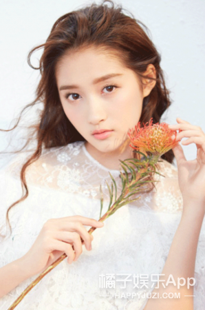 剩余的4套都是红唇look，艳而不俗，有种吾家闺女初长成的感觉。