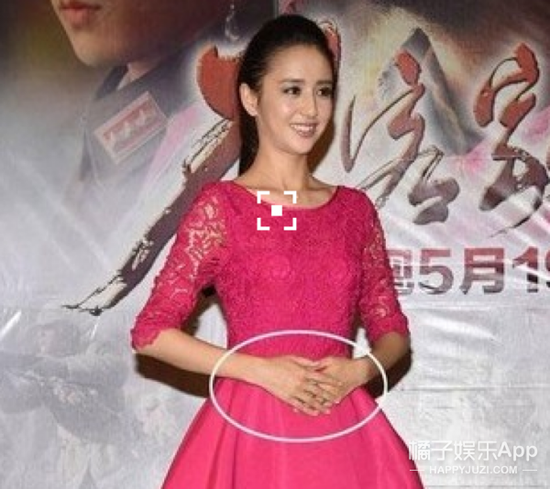 感觉娱乐圈有不少女明星都是如此啊，怀孕以后依旧那么美，身材也那么棒。比如佟丽娅，孕期出席活动的照片，除了小腹微微隆起外就没啥别的差别啦：