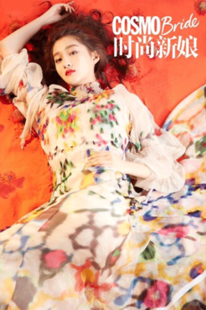 在眼妆的部分，也没有很多的颜色，而是选择了清淡不失亮色的金色眼影，与浅咖色打造出微闪的渐层效果，闪而不腻。