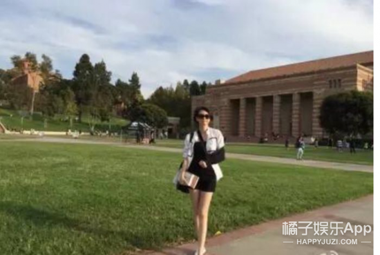 
戚薇生孩子的时候也有许多网友很震惊，因为她孕期特爱晒照片，哪张也看不出有什么孕相，这样的：
