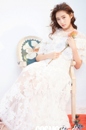 这次不走美少女青春无敌的路线，小黑裙和红西装两套都特别有范儿，也没有刻意的老成化。