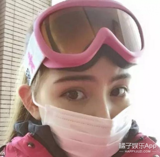 差不多怀孕四个月了的时候，还去玩滑雪。