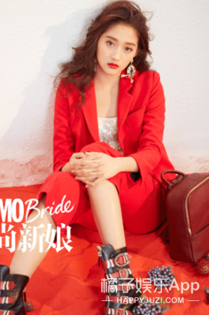 而且这款金色的眼妆相当百搭，在这套白色仙女裙的look里，唇部是很清淡的奶橘色，搭配金色的眼妆效果也很柔和。