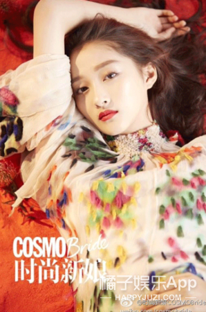 当然了除了服装搭配给力外，妆容的部分橘子君觉得拿捏得特别好。首先唇部没有直接选择正红，而是选择了带有橘调的橘红，会中和掉正红色的老成感，更适合少女。另外哑光雾面的妆效，更有质感，显得更高级有气质。