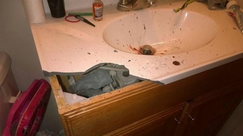 男子吸电子烟突然爆炸