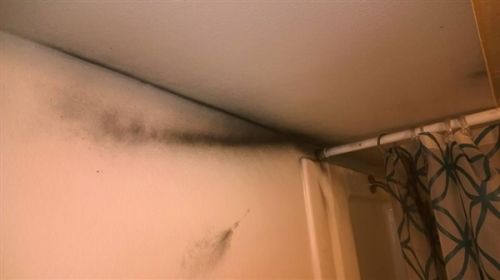 男子吸电子烟突然爆炸