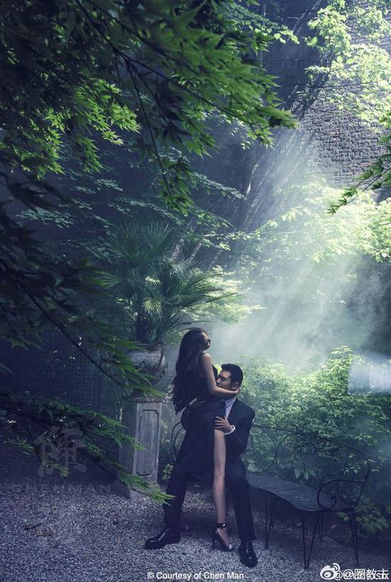 你们看过黄晓明和老婆Angelababy这套照片吗？好像是拍婚纱照的时候拍的，黄晓明裸上身出镜，小海绵妈妈秀大腿！怎么评价？