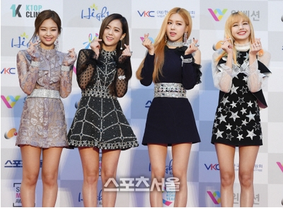 美貌聚焦！BLACKPINK亮相第26届首尔歌谣大赏红地毯