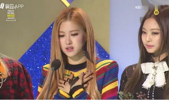 美貌聚焦！BLACKPINK亮相第26届首尔歌谣大赏红地毯