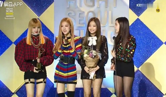 美貌聚焦！BLACKPINK亮相第26届首尔歌谣大赏红地毯