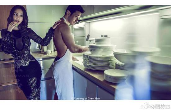 你们看过黄晓明和老婆Angelababy这套照片吗？好像是拍婚纱照的时候拍的，黄晓明裸上身出镜，小海绵妈妈秀大腿！怎么评价？