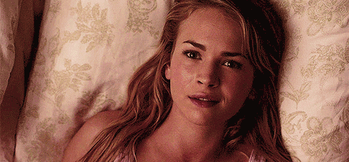 用身体或眼神暗示