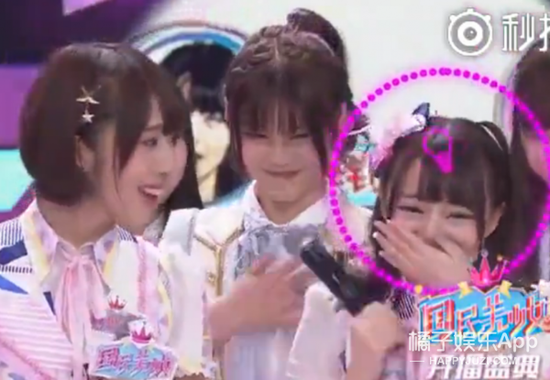 这个时候旁边已经有一个美少女露出了娇羞的笑容，哎哟你很懂费玉清老师的梗嘛