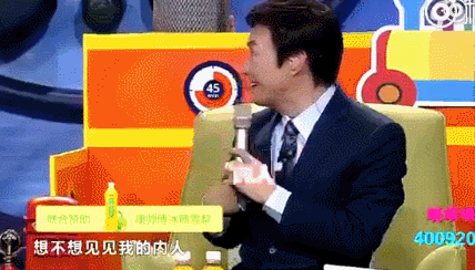 小哥分分钟接梗冲曾宝仪伸出双手：来见见我的内人吧。