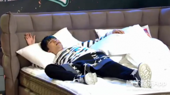 主持人问他平时睡觉都是什么资深，大老师说一种是这样的↓