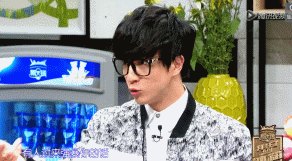 其实粉丝都知道薛之谦穿秋衣秋裤是因为神经衰弱，但薛老师在节目里却是这么说的：如果有人要强暴你的话，脱你衣服的时间也可以挡一会...