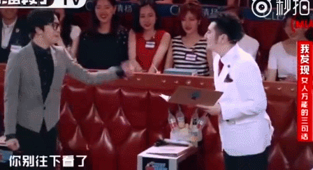 你别往下看了”“为什么？”“因为也看不到什么的。”废话，这要看到什么了，那还了得...