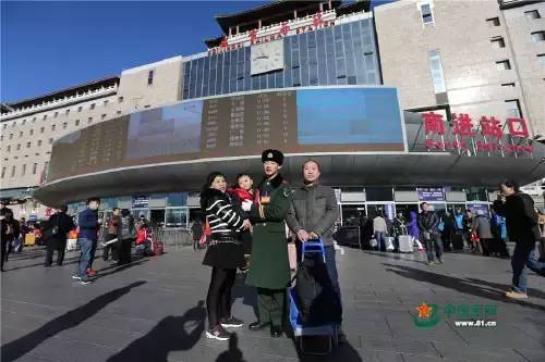 这感人的一幕，被查勤干部发现后，安排他们在儿子下哨间隙进行了难忘的相聚。记者也为他们拍了一张在北京西站春运现场的全家福。