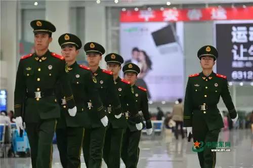 春运大幕，已经开启。在全国各大火车站，年轻的武警士兵坚守在执勤一线，守护着群众的安全回家路。他们当中有的是不满20岁的新战士，第一次单独执勤，与父母在火车站相遇却不能离开岗位半步。他们当中有参与春运执勤多年的老兵，年年春运在火车站过节。