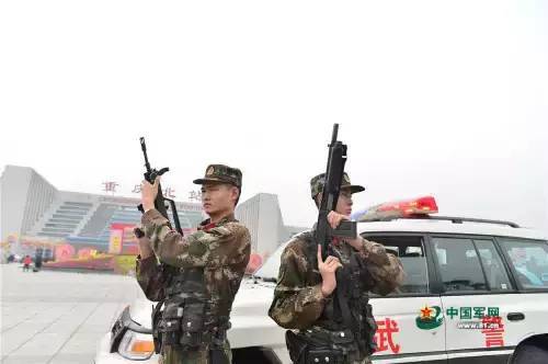 武警官兵为过往旅客保驾护航。这是在车站广场站岗执勤的官兵。奔走在回家的路上，当您从他们的身边走过，请向他们行个注目礼，向他们问句好。是他们，温暖了这个寒冬！