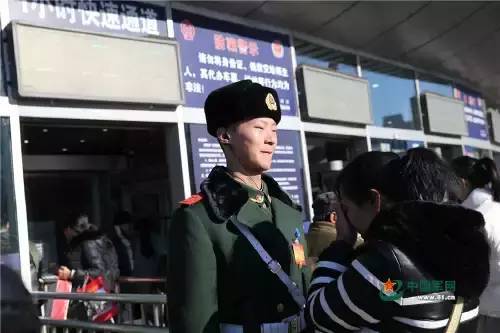 当得知大儿子就在他们乘车来京的北京西站执勤时，他们提出让部队不要打扰儿子执勤，拉着行李折返回车站本想悄悄看看儿子就走，可没想到还是被“火眼金睛”的儿子发现了。看着儿子红红的眼圈，他们的脚步再也无法离开。