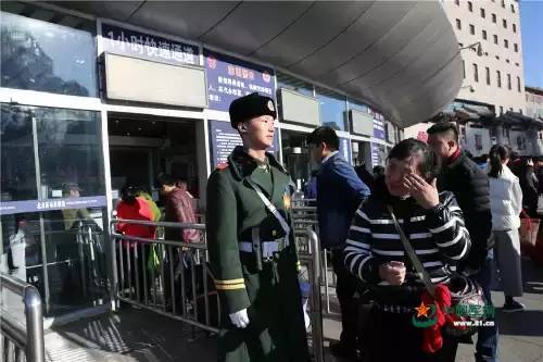 “妈妈，我刚刚在执勤，请原谅我不能为您擦去眼角的泪水。”