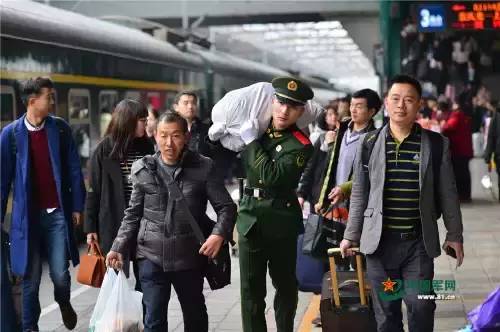 春运首日，武警重庆总队官兵为过往旅客保驾护航。