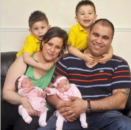 英国贝奇班夫妇于2009年2月27日迎来一对双胞胎儿子，2011年同一天新添一对双胞胎女儿。专家说，一家同一天诞生两对双胞胎的几率是1700万分之一。吉尼斯世界纪录认证机构2011年4月确认，这在英国是唯一两对双胞胎都是同卵双生。