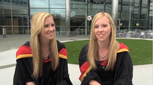 2012年7月，英国一对双胞胎姐妹花不仅长相一样，学习成绩、考试分数以及事业发展轨迹也都一样。这对漂亮的姐妹花分别叫梅尔与何莉。她们以同样优异的成绩一同从英国诺桑比亚大学法学院毕业，不仅如此，她们还被同一家律师事务所聘用。