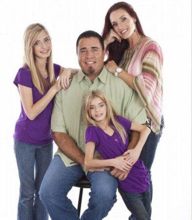 2012年2月，美国德克萨斯州休斯顿市的一位母亲在怀孕六个月的时候才检查出身怀两甲。妹妹Sienna从出生到现在13岁身高一直比姐姐Sierra低。据悉，Sienna在六岁时被诊断患有初生侏儒症，比同龄人的身高矮。