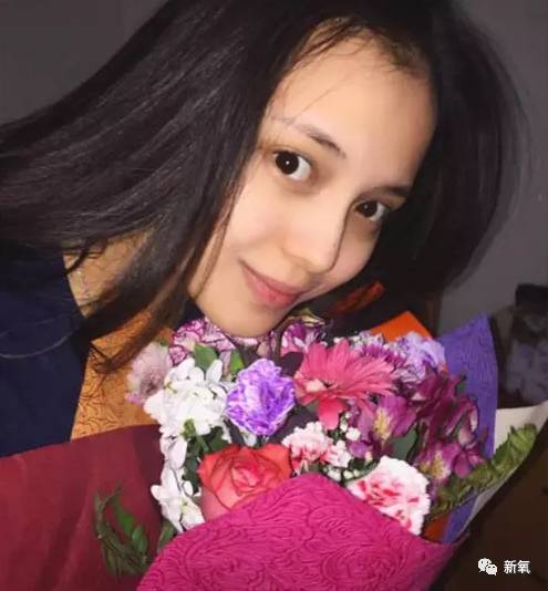 她素颜感觉瞬间小了好几岁，大眼睛双眼皮，高鼻梁，皮肤还好，侧面有点佟丽娅、郑爽、baby的感觉，看起来hin舒服。