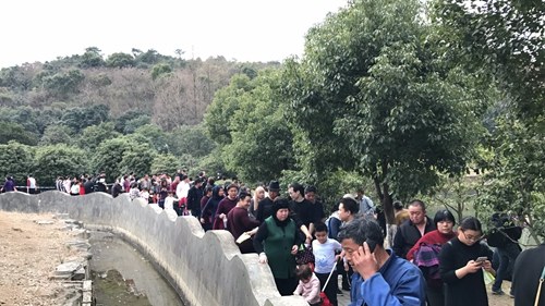 游客正在撤离。