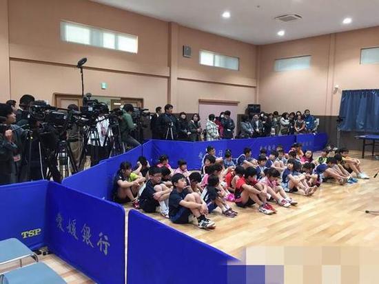 两人拜访当地的乒乓球学校