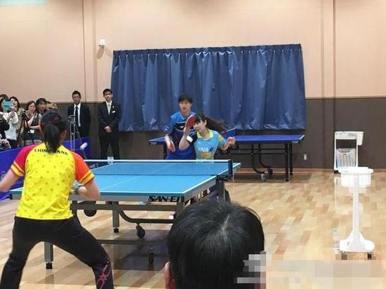 两人拜访当地的乒乓球学校