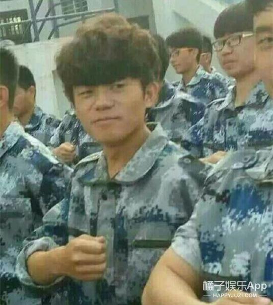 还有校园军训王宝强，这不羁的发型可以跟橘子君PK一下了...