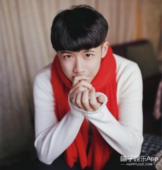 但小伙子不戴帽子的时候就不像了，也是一个小帅哥哈！