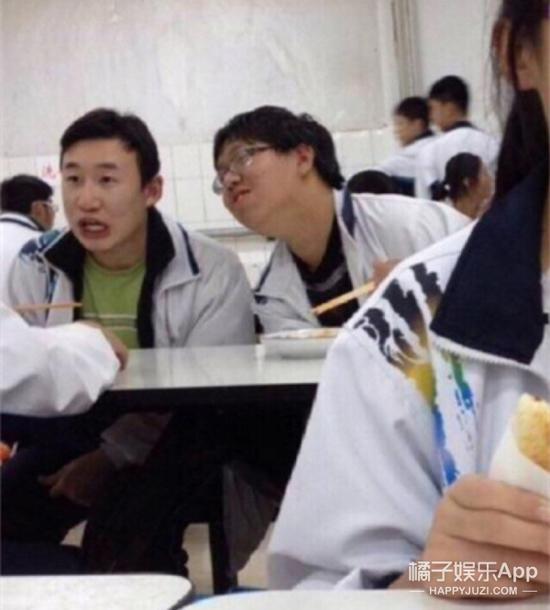 哎呦呵，这张食堂李光洙也是厉害了，我是觉得蛮像的...