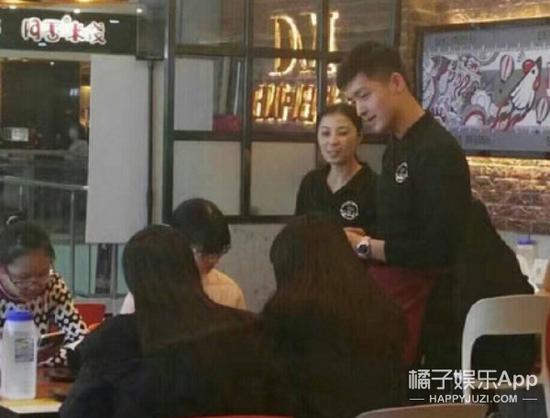 服务员版的胡歌，就这微笑的相似弧度，给你80分...