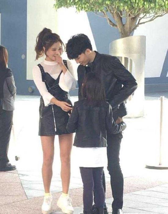 网红一家：吴大伟穆雅斓公开恋情