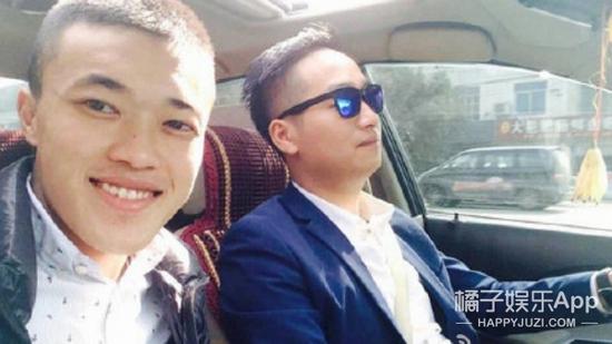 年轻版的瘦黄磊，不知道摘下墨镜后还像不像...