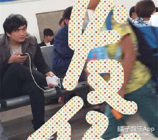 等车小哥周润发，不仔细以为发哥在拍电影～