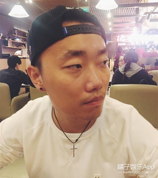 橘子君翻了翻其他的照片，虽然说不上很像，但莫名的有点亲切的感觉...